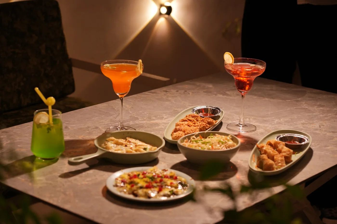 Pasta, noodles, chaat, fried snacks and colourful drinks arranged on a cafe table. Nasha Chai Sutra, SFS Mansarovar Jaipur.